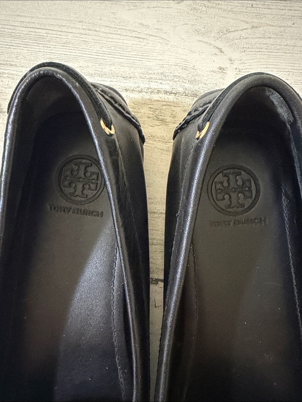 Tory Burch Black Leather Bow-Trim Driving Loafers with Gold Logo - Picture 3 of 10